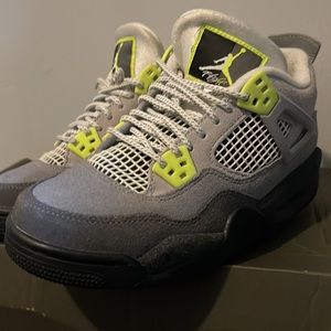 Grade School 4.5 Jordan Retro 4s